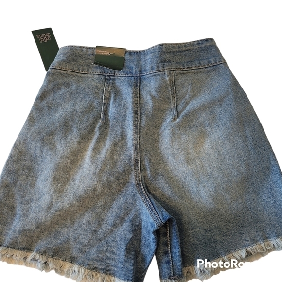 WILD FABLE WOMEN'S A-LINE HIGH RISE FRAYED HEM JEAN SHORTS - Picture 3 of 8